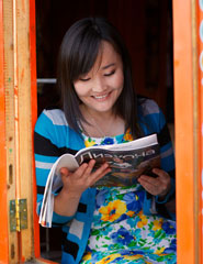 리아호나 잡지를 읽고 있는 여성.